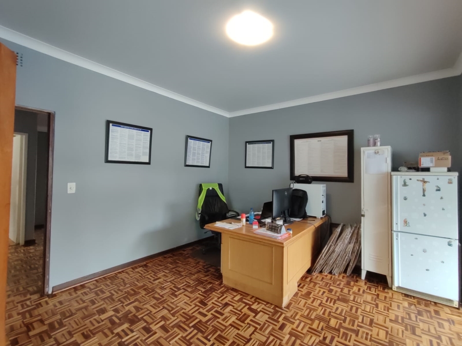 6 Bedroom Property for Sale in Flamwood North West